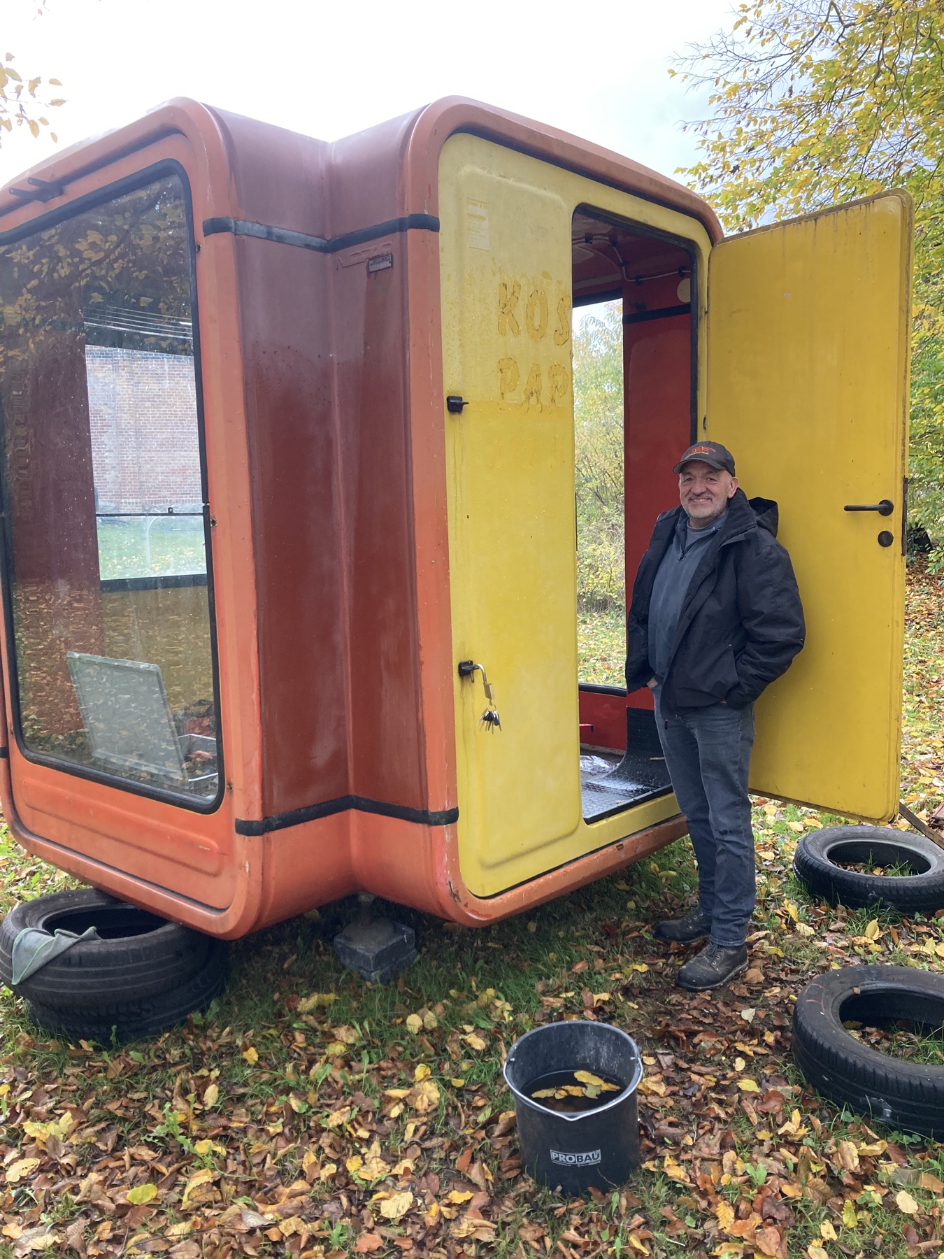 Frank vor seinem alten orange-gelben Kiosk