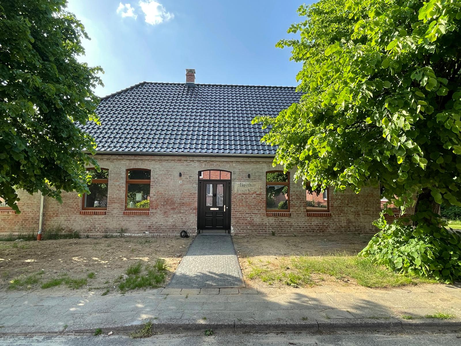 Der sanierte Dorfkrug Loosen von der Straße aus